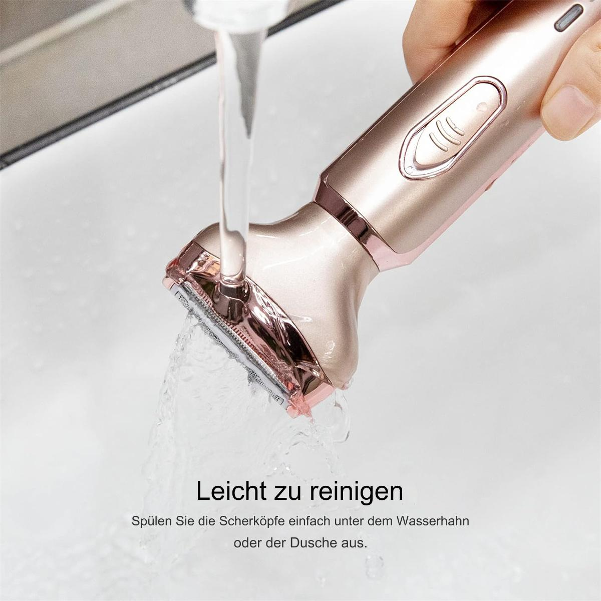 Die Hand einer Frau spült einen roségoldenen Elektrorasierer unter fließendem Wasser in einem weißen Waschbecken ab.