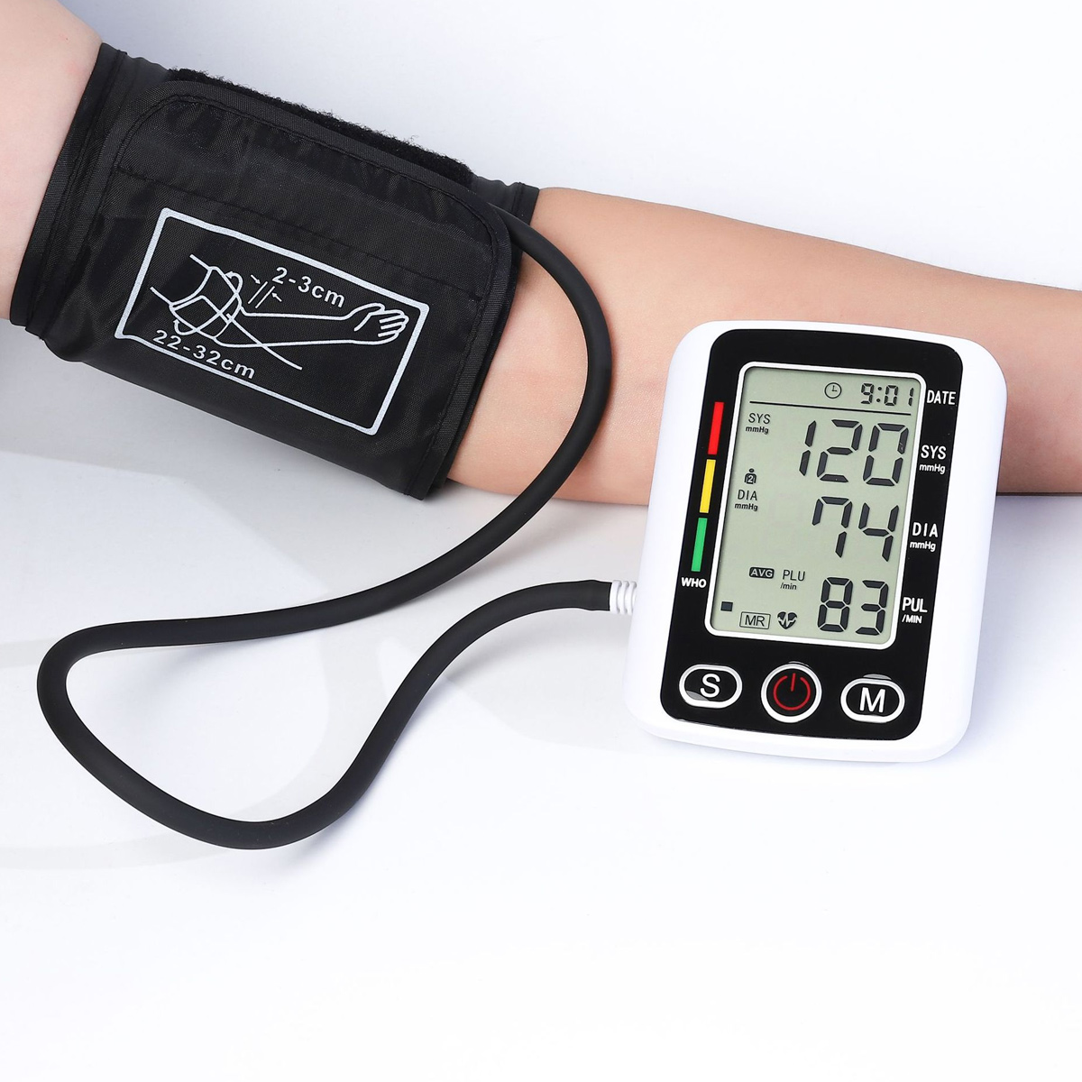 Arm einer Person mit Blutdruckmanschette, Digitalanzeige mit Messwerten.