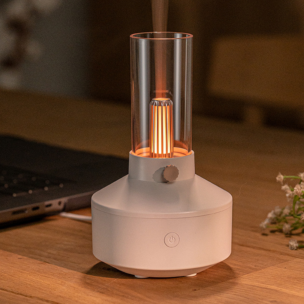 Weiße Lampe mit einem Glasrohr, das ein Licht enthält. Dunkler Hintergrund.