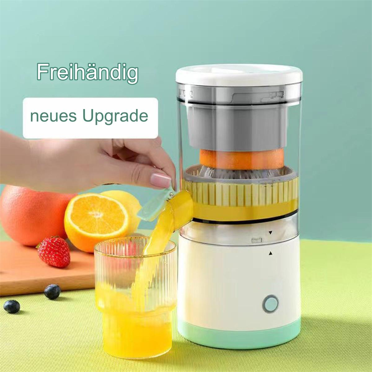 Entsafter mit Obst und einem Glas Saft. Eine Hand gießt Saft ein. Der Entsafter ist weiß und grün.