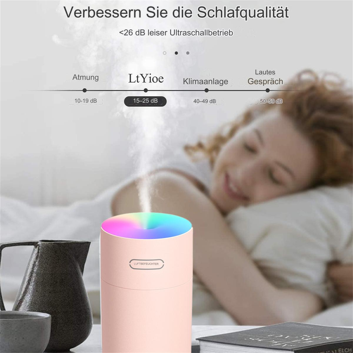 Ein rosa Luftbefeuchter mit bunten Lichtern, eine schlafende Frau und ein schwarzer Krug.