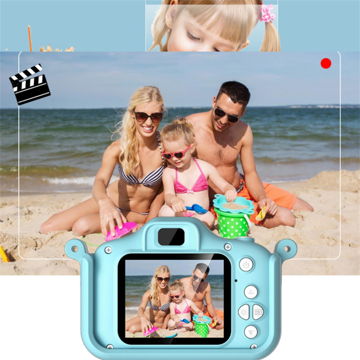 Eine Familie am Strand macht ein Foto mit einer blauen Kamera. Das Foto erscheint auf dem Kamerabildschirm.