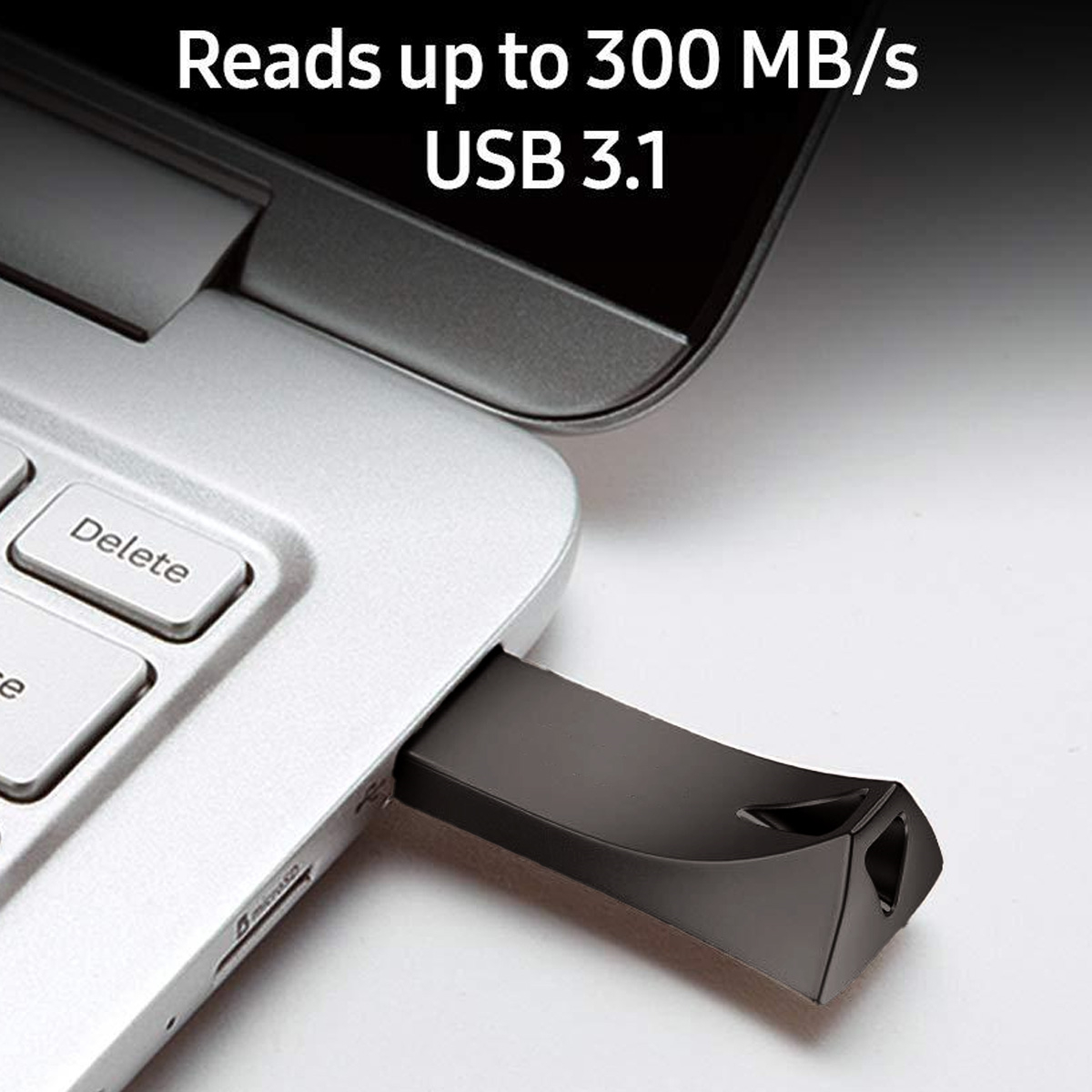 Schwarzer USB-Stick in einen silbernen Laptop gesteckt. Text: Liest bis zu 300 MB/s.