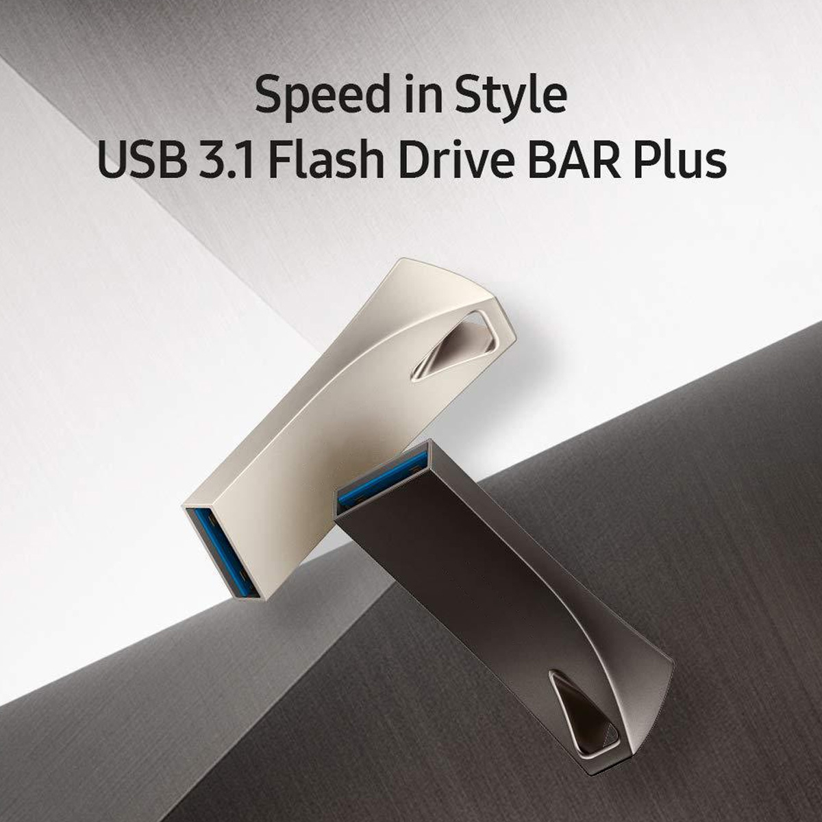Zwei USB-Flash-Laufwerke, silber und dunkelgrau, auf diagonalem weiß-grauem Hintergrund.