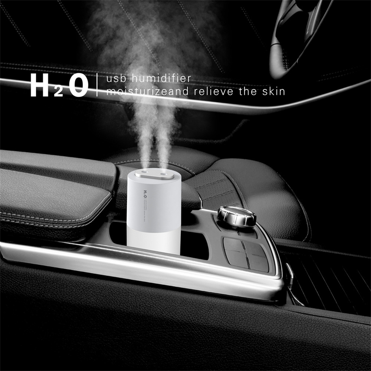 Ein Autointerieur mit einem weißen und grauen Luftbefeuchter, der Dampf abgibt. H2O-Text steht darüber.