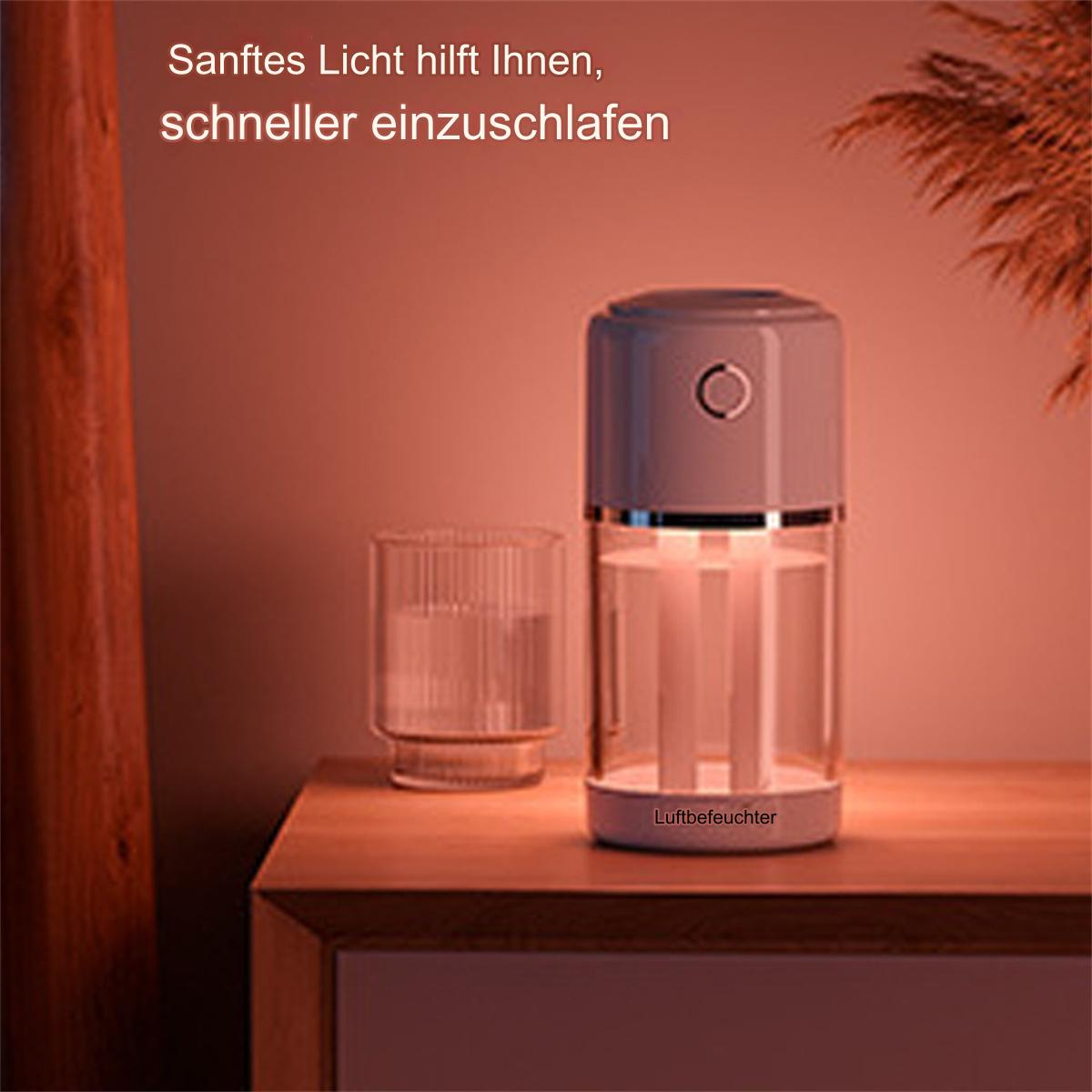 Ein Luftbefeuchter auf einem Nachttisch neben einem Glas Wasser. Er strahlt sanftes Licht aus.