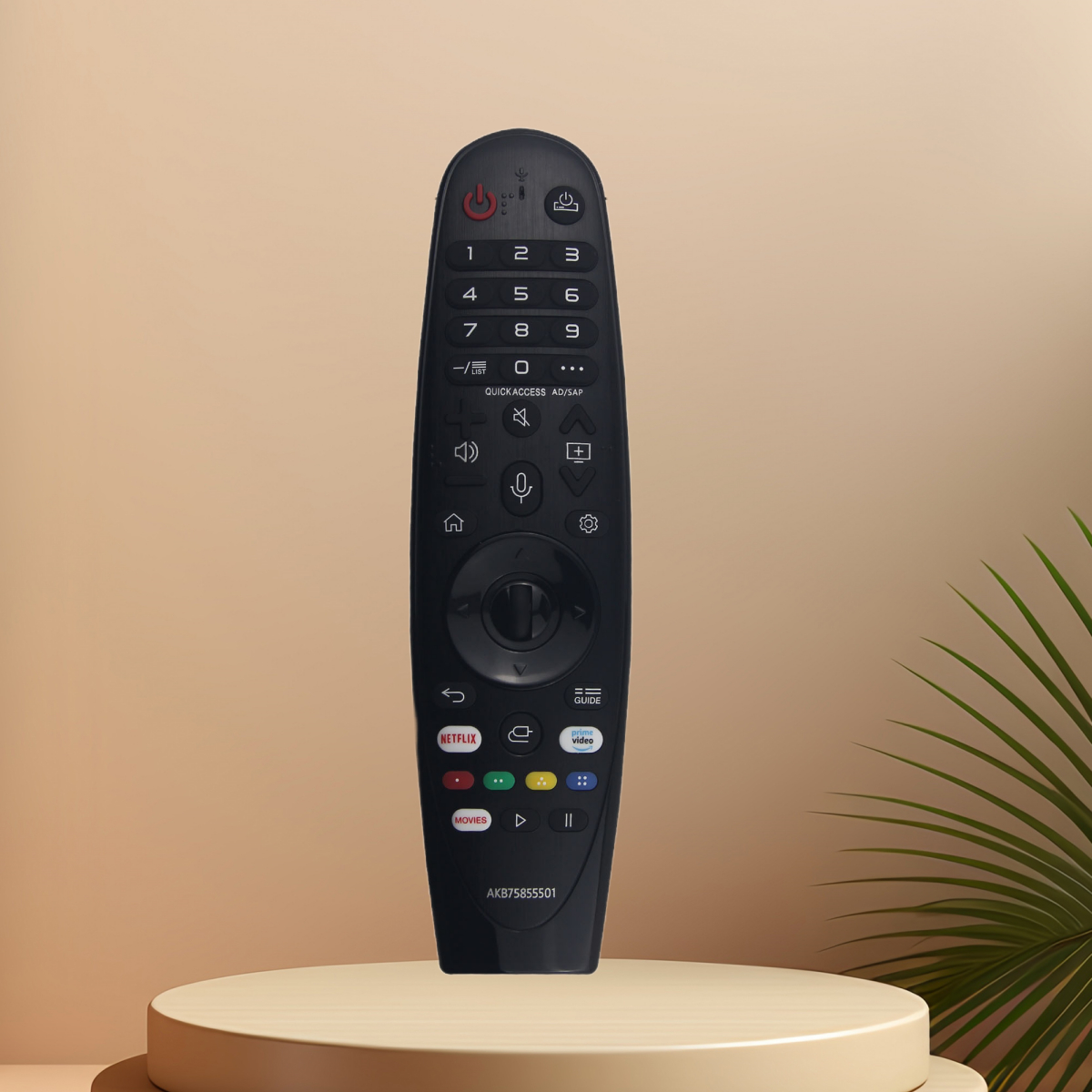 Eine schwarze TV-Fernbedienung mit mehreren Tasten, die auf einem weißen Podest liegt.