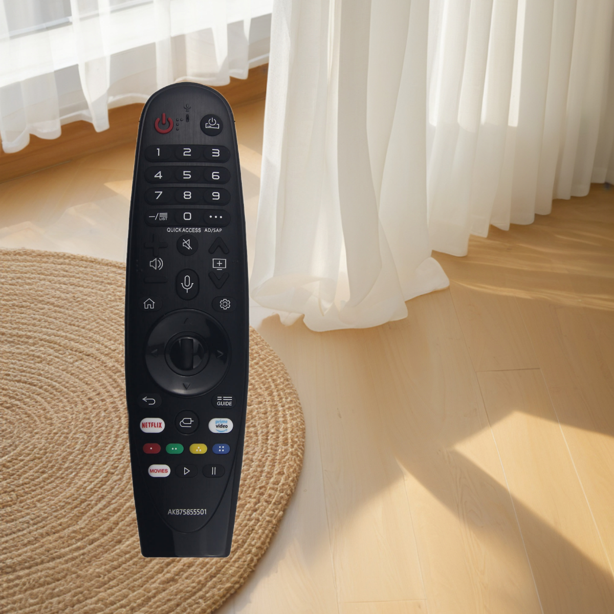 Eine schwarze LG-Fernbedienung mit mehreren Tasten, platziert auf einer kreisförmigen gewebten Matte, mit einem Vorhang im Hintergrund.