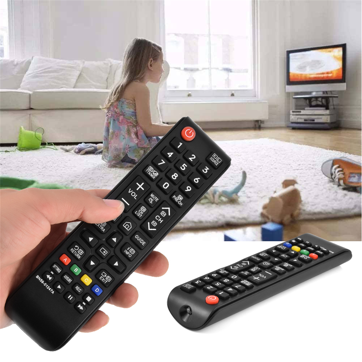 Eine Person hält eine TV-Fernbedienung, rechts eine weitere. Im Hintergrund schaut ein Mädchen fern.