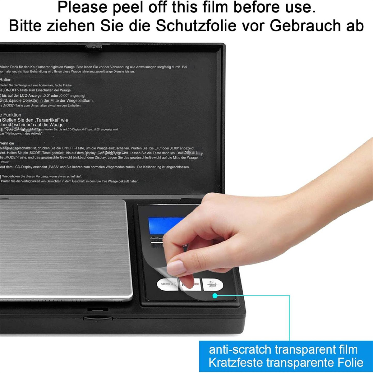Eine Hand, die eine Schutzfolie von einer Waage abzieht.