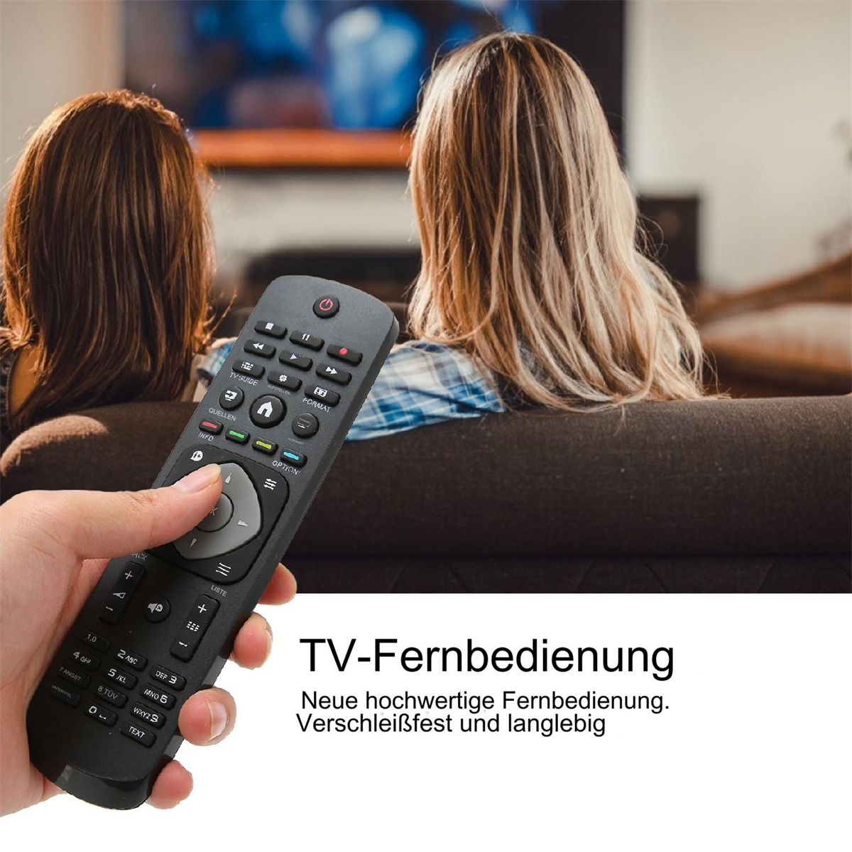 Hand hält eine schwarze TV-Fernbedienung. Zwei Personen sitzen auf einem Sofa und schauen fern.
