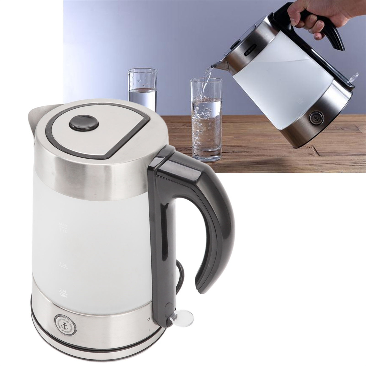 Ein klarer elektrischer Glaskessel, der Wasser in ein Glas gießt. Hintergrund: Holztisch und Gläser.