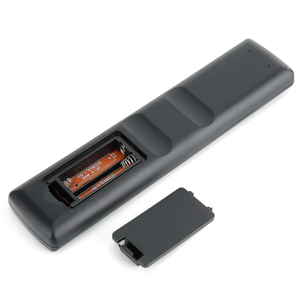 Die Rückseite einer Fernbedienung mit geöffnetem Batteriefach. Zwei Batterien sind im Inneren sichtbar.