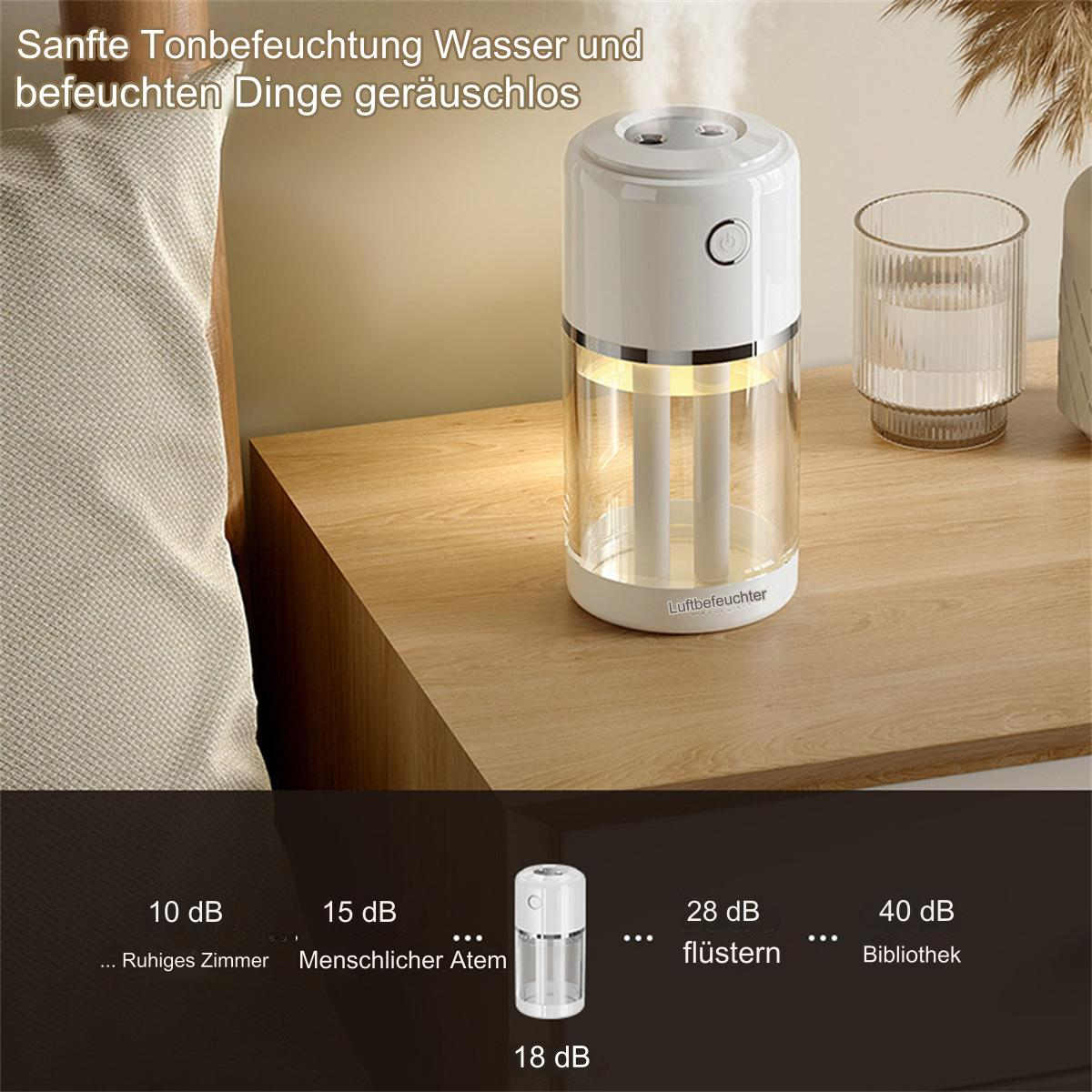 Weißer und klarer Luftbefeuchter auf einem Holztisch, Glas Wasser daneben.