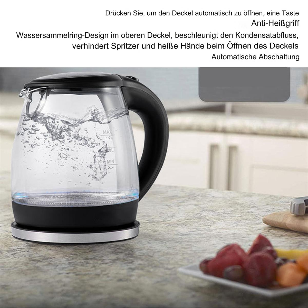 Ein elektrischer Glaskessel mit Wasser darin, der auf einem schwarzen Sockel steht. Der Wasserkocher steht auf einer Arbeitsplatte.