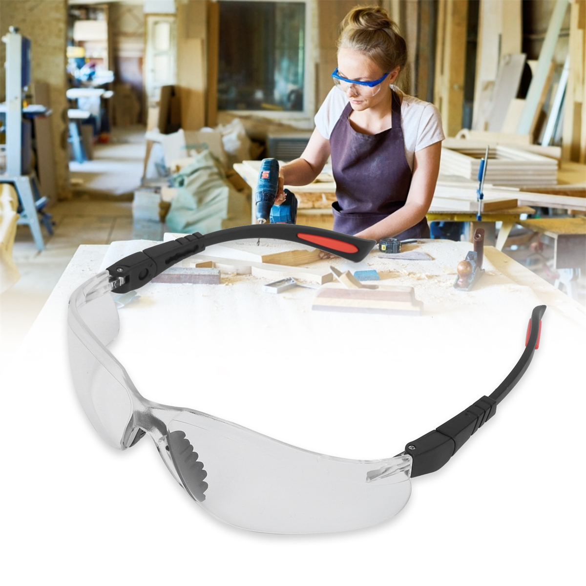Schutzbrille mit klaren Gläsern, getragen von einer Frau in einer Werkstatt.