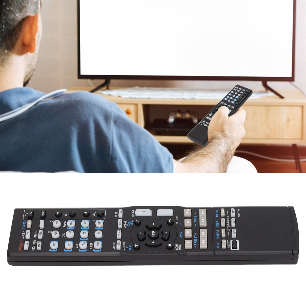 Eine Person hält eine TV-Fernbedienung. Ein Fernsehbildschirm ist im Hintergrund zu sehen.
