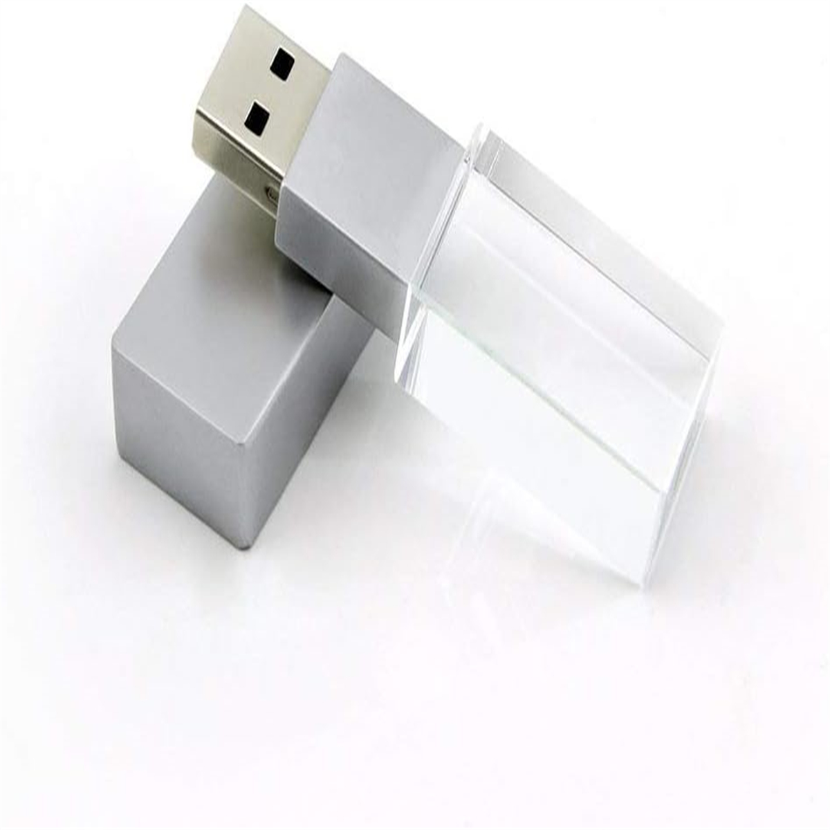 Ein silberner und durchsichtiger USB-Stick mit einer klaren, rechteckigen kristallartigen Kappe.