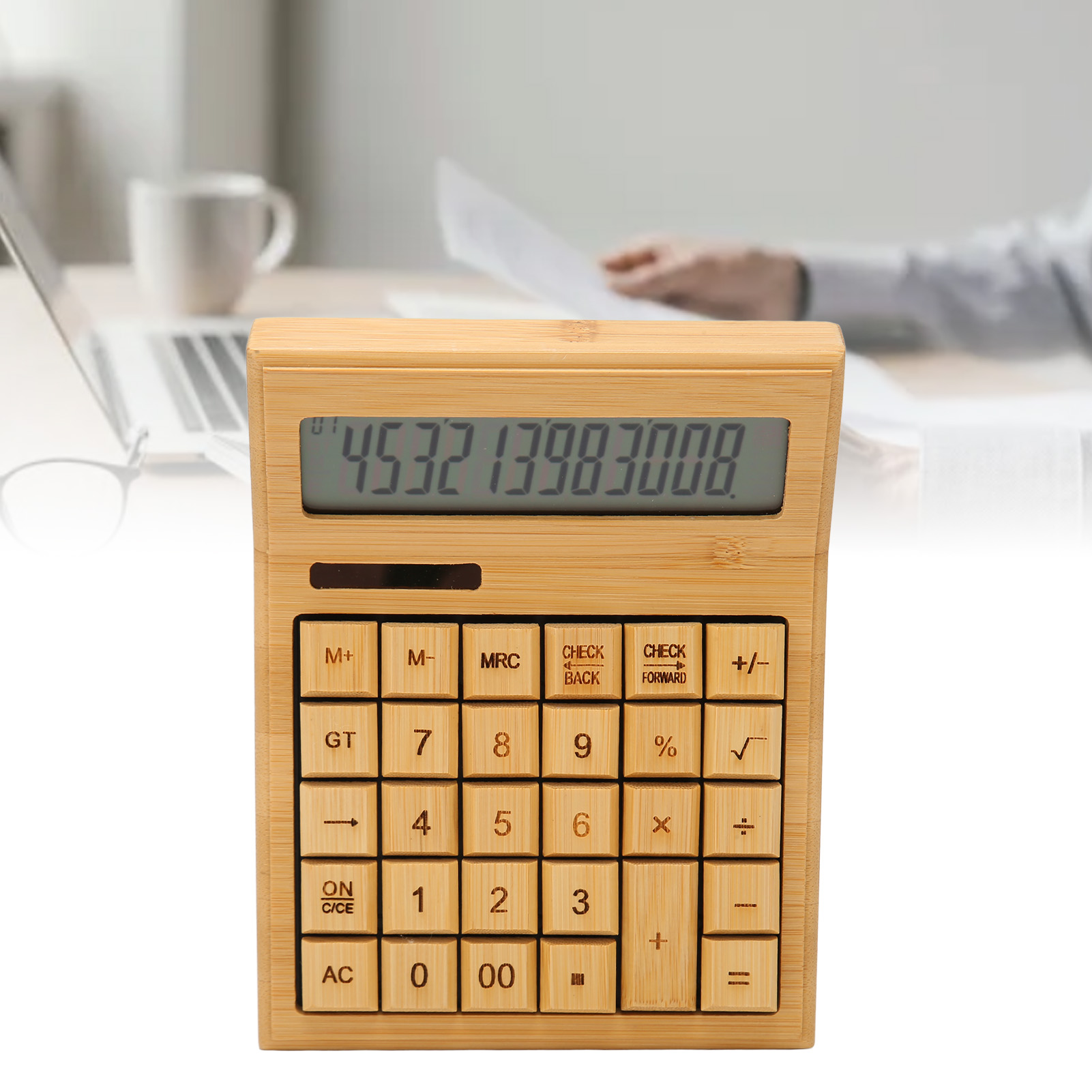 Ein Holzrechner mit der Zahl 453213983008. Im Hintergrund Brille, Laptop und eine Tasse.