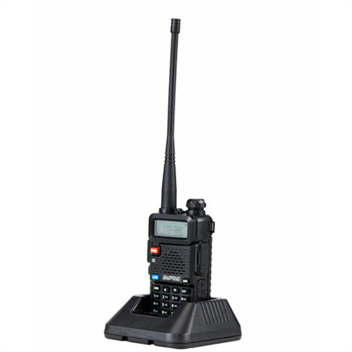 Schwarzes Walkie-Talkie mit Antenne in einer Ladestation. Das Display zeigt Zahlen.