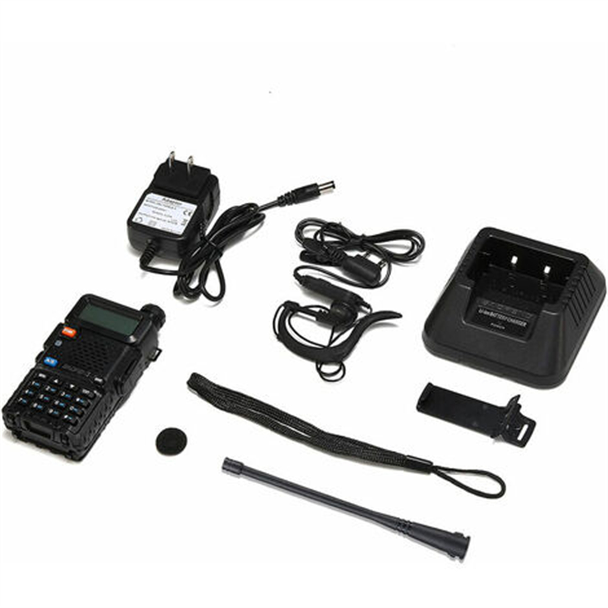 Schwarzes Walkie-Talkie mit Zubehör, einschließlich Ladegerät, Antenne und Kopfhörer, auf weißer Oberfläche.