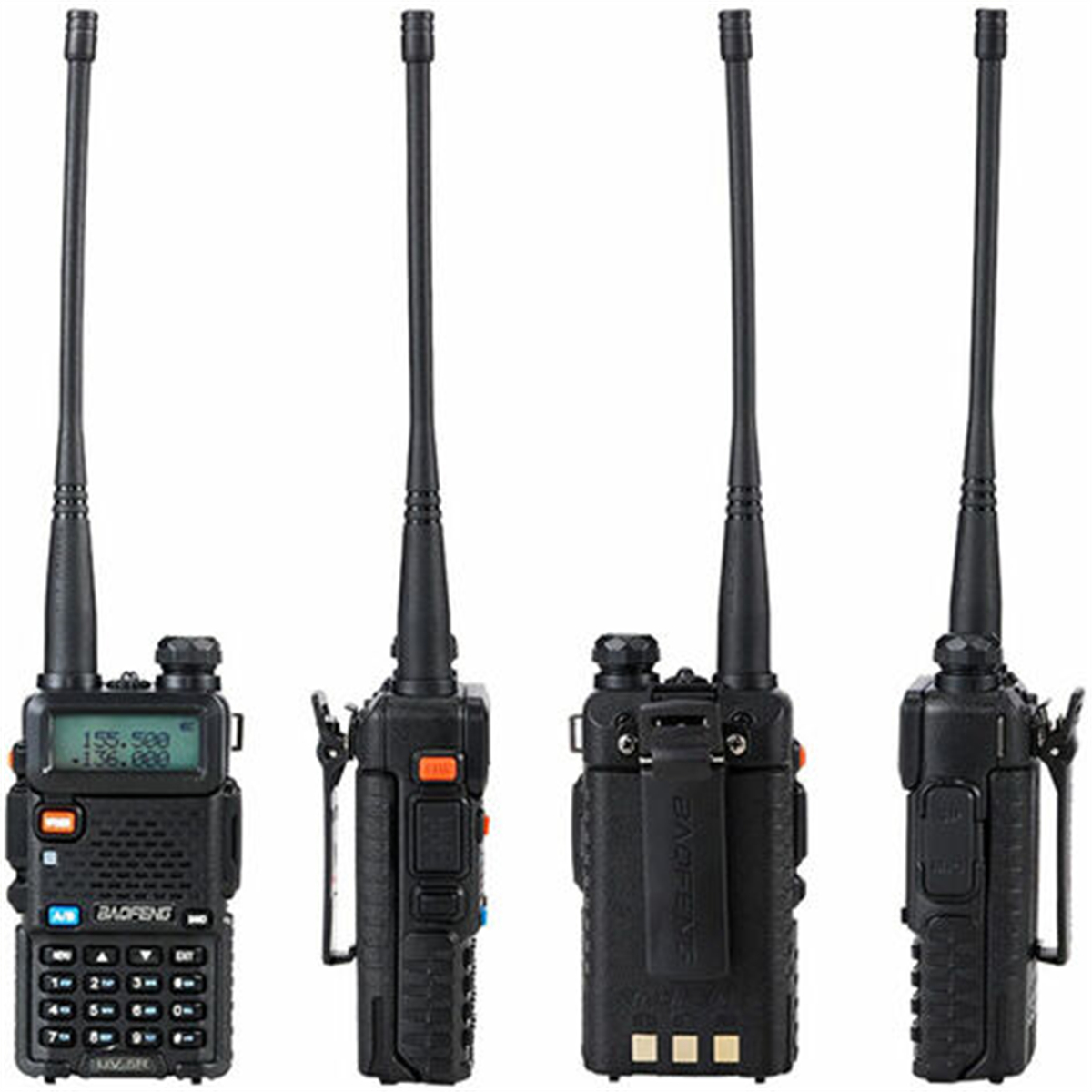 Vier Walkie-Talkies. Jedes hat eine Antenne, einen Bildschirm, Knöpfe und einen Clip.