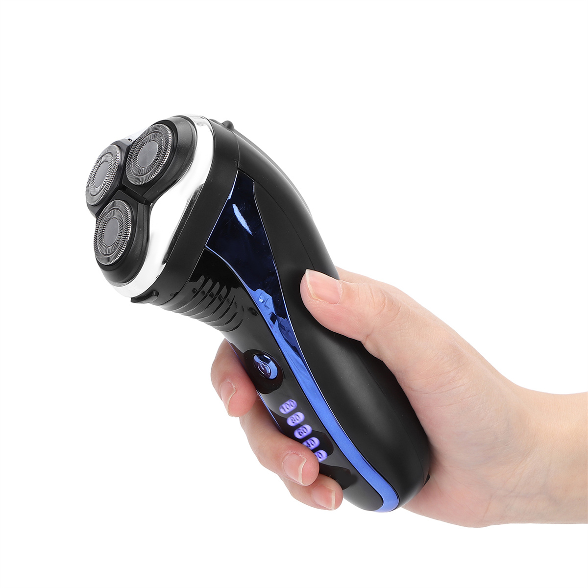 Schwarz-blauer Elektrorasierer in der Hand, zeigt drei rotierende Köpfe.