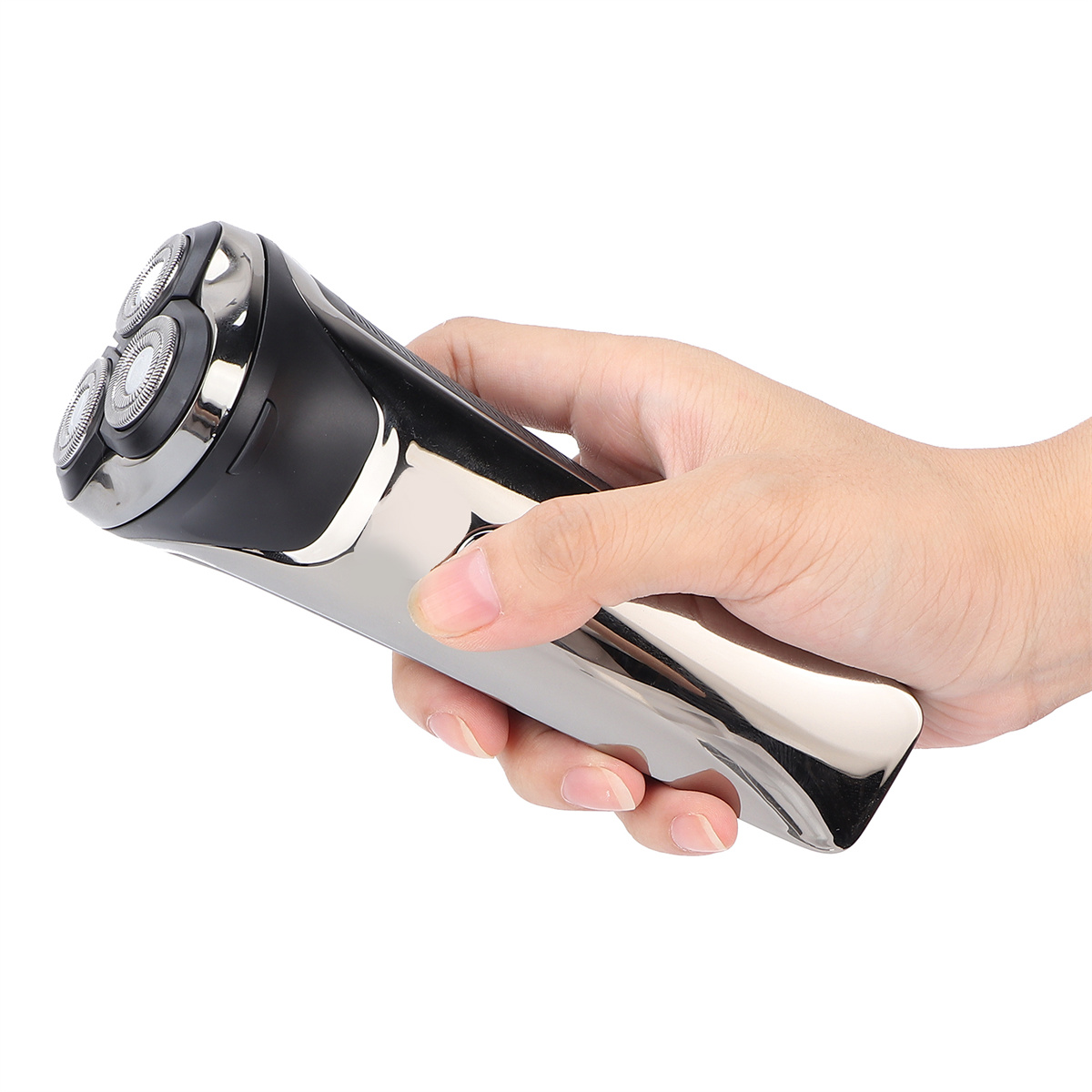 Eine Hand, die einen silber-schwarzen Elektrorasierer mit drei Rotationsköpfen hält, Nahaufnahme.