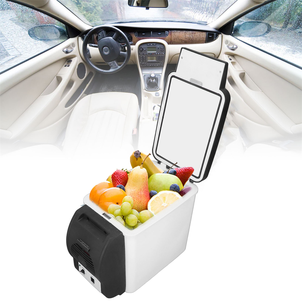 Tragbarer Autokühlschrank mit Früchten wie Erdbeeren, Trauben und Zitrusfrüchten gefüllt.