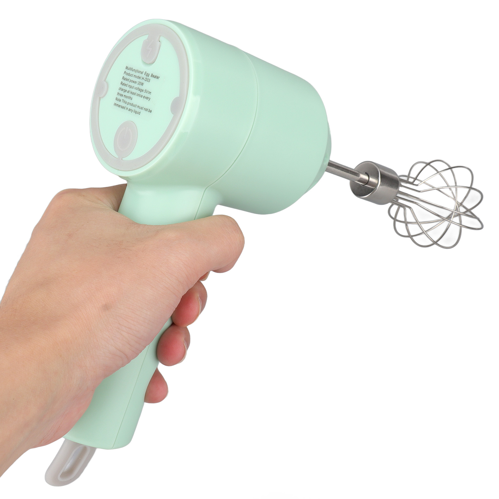 Eine Hand hält einen mintgrünen elektrischen Mixer mit einem Schneebesen-Aufsatz aus Edelstahl.