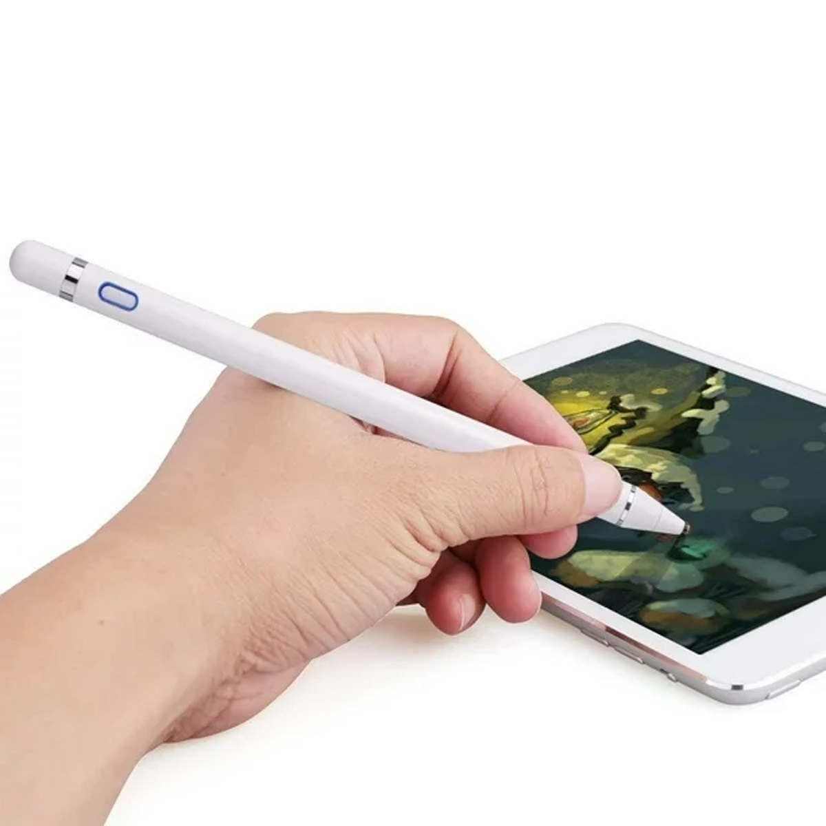 Eine Hand, die einen weißen Eingabestift über einem Tablet hält. Der Stift hat einen blauen Knopf und eine silberne Spitze.