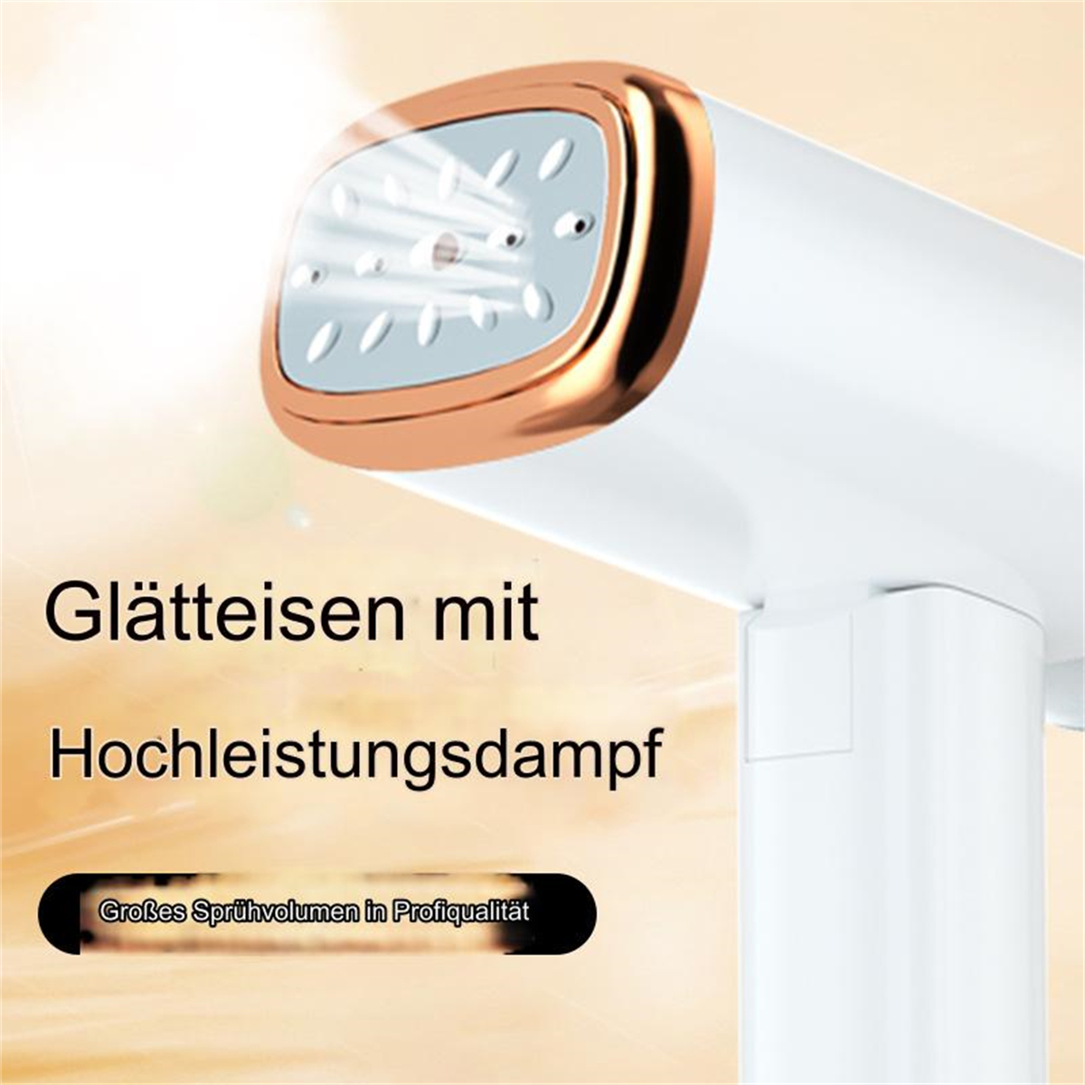 Ein weißer Kleiderdampfer mit goldfarbenem Kopf, Dampf sichtbar.