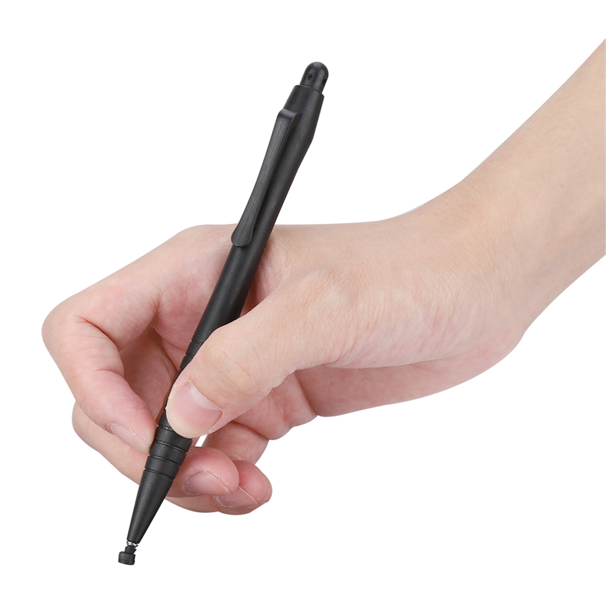 Eine Hand, die einen schwarzen Stift auf weißem Hintergrund hält.