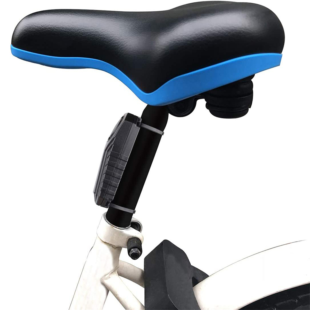 Fahrradsattel mit blauem Rand, montiert auf weißem Rahmen, mit Licht.
