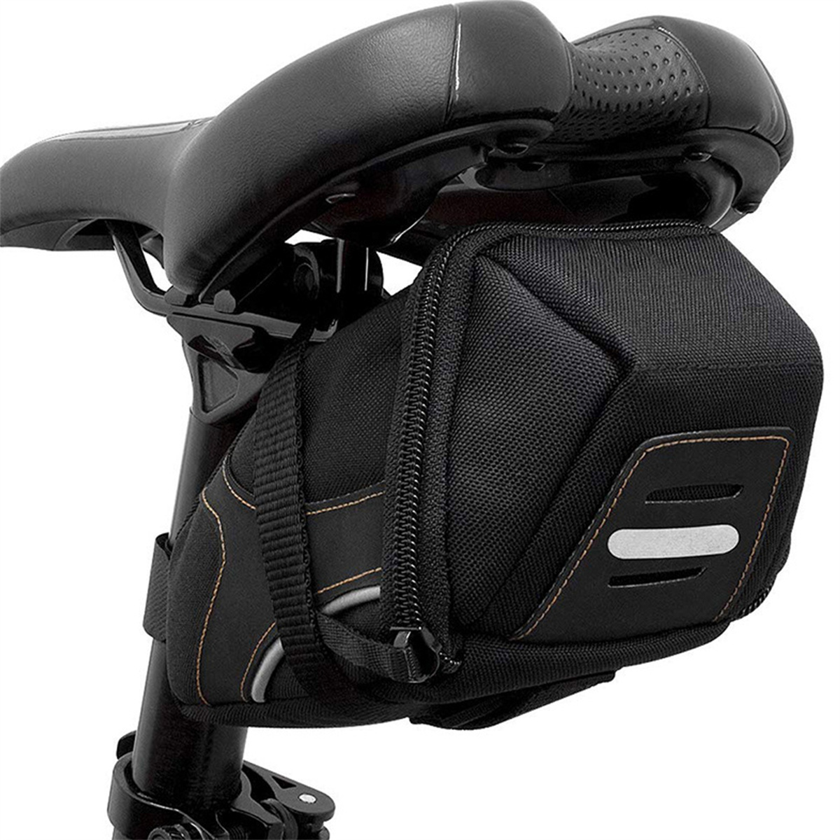 Ein schwarzer Fahrradsattel mit einer schwarzen Tasche. Die Tasche hat einen reflektierenden Streifen und Reißverschluss.