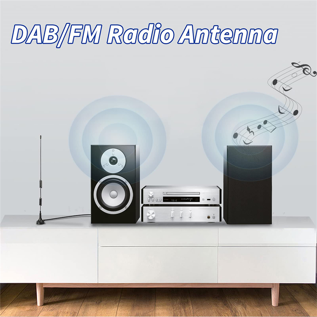 Stereoanlage mit Radioantenne. Zwei Lautsprecher, ein Receiver und ein CD-Player. Weißer Hintergrund.