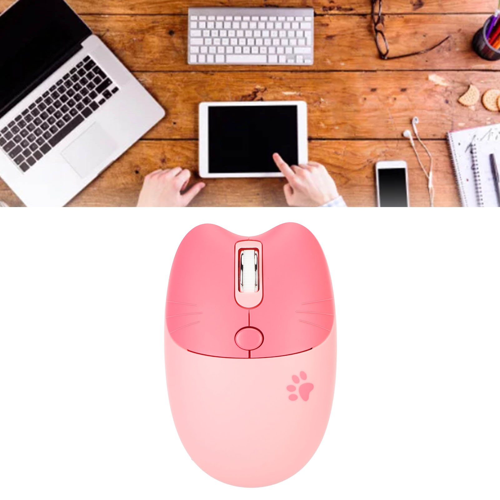 Eine rosa katzenförmige Maus auf einem Holzschreibtisch mit Laptop, Tablet und anderem Büromaterial.