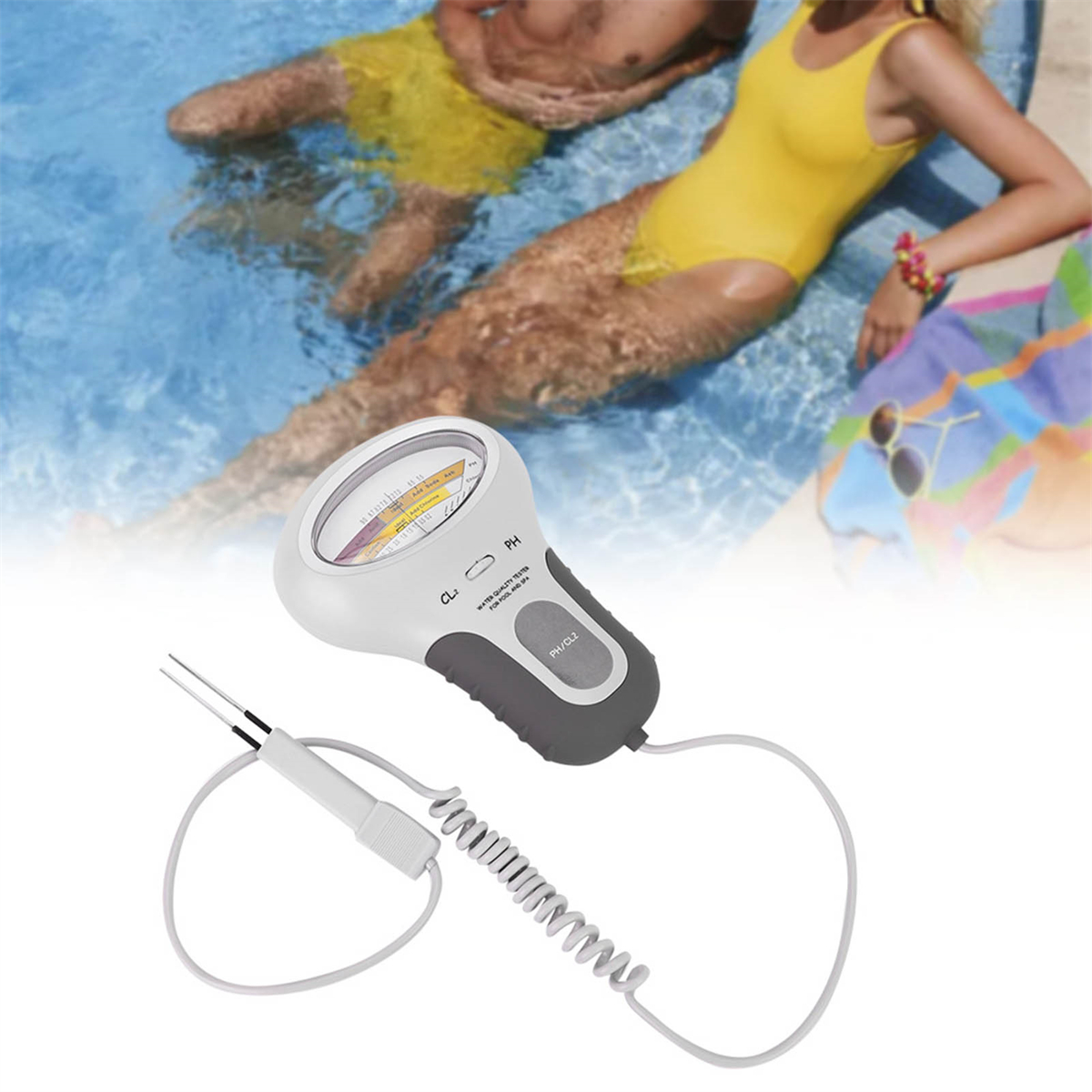 Pool-Test-Kit mit Personen im Pool. Eine Person in gelbem Badeanzug und eine Person im Pool.