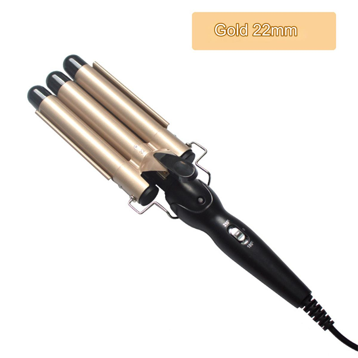 Ein goldener Haarcurler mit drei Läufen, schwarzem Griff und Temperatureinstellungen auf weißem Grund.