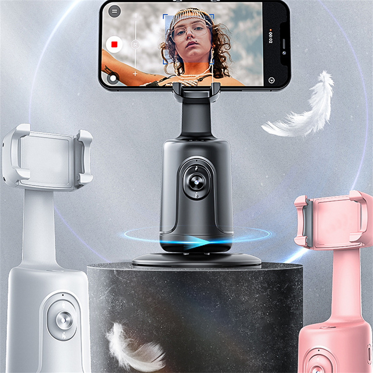 Smartphone auf Selfie-Stick, mit drei Ständern im Hintergrund.