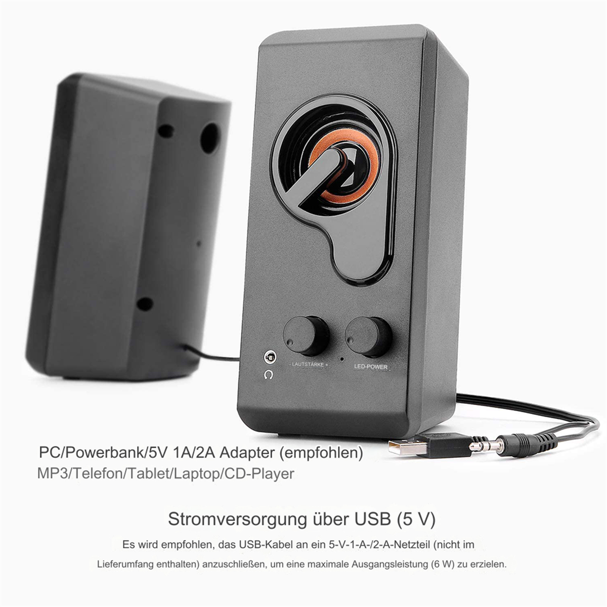 Zwei schwarze Lautsprecher, einer zur Kamera. USB- und Audiokabel.