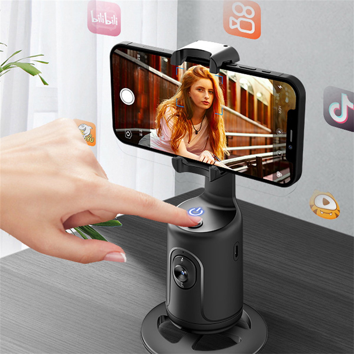 Eine Hand drückt eine Taste auf einem schwarzen Telefonhalter mit einem Telefon, das eine Person anzeigt.