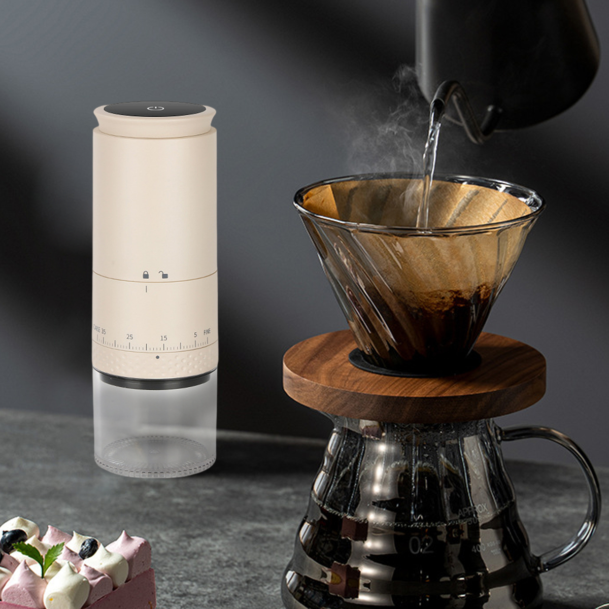 Kaffeezubereitung. Elektrische Mühle links, Glaskaraffe und Filter rechts.