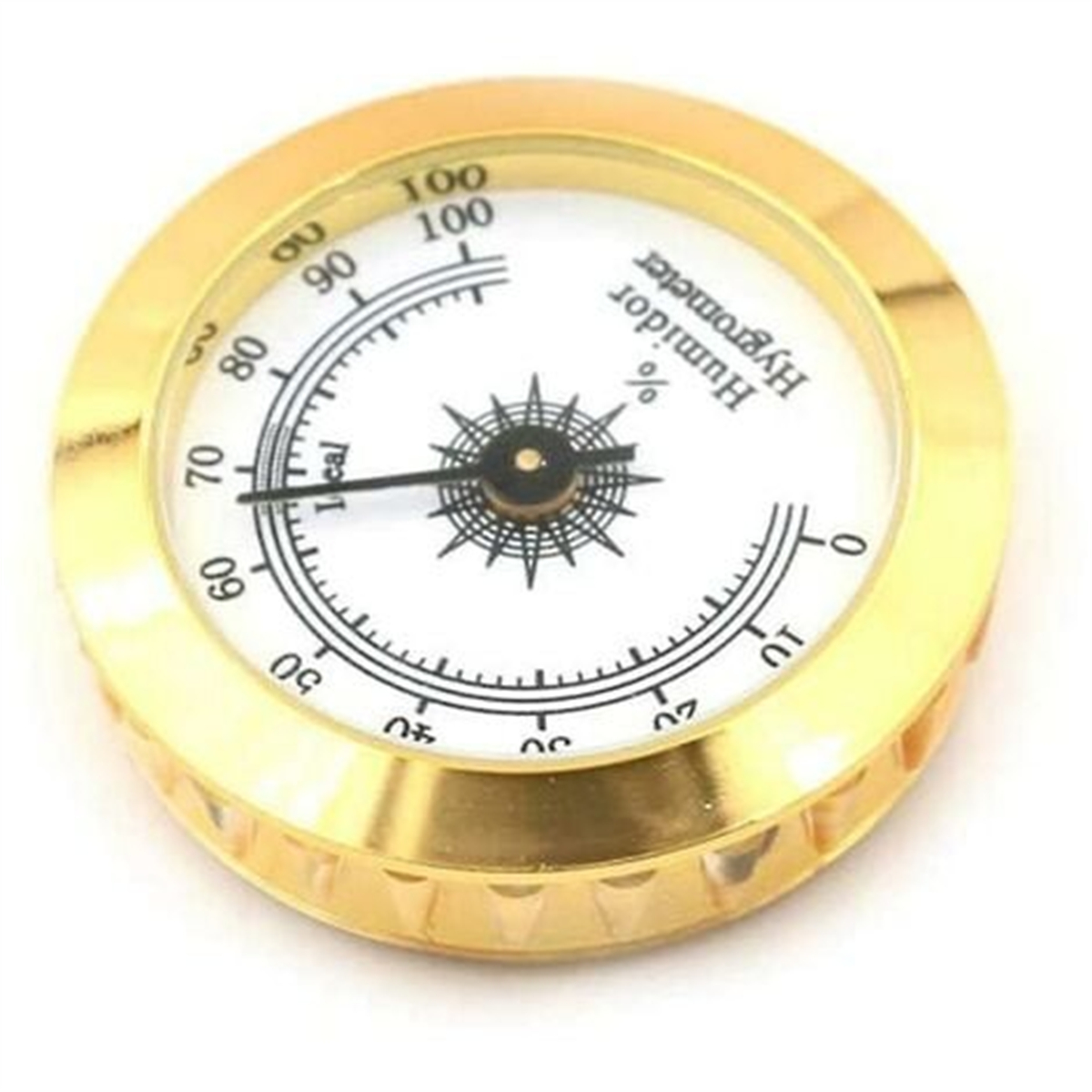 Ein goldgerahmtes Hygrometer mit weißem Zifferblatt und schwarzen Zahlen. Es zeigt den Feuchtigkeitsgrad an.