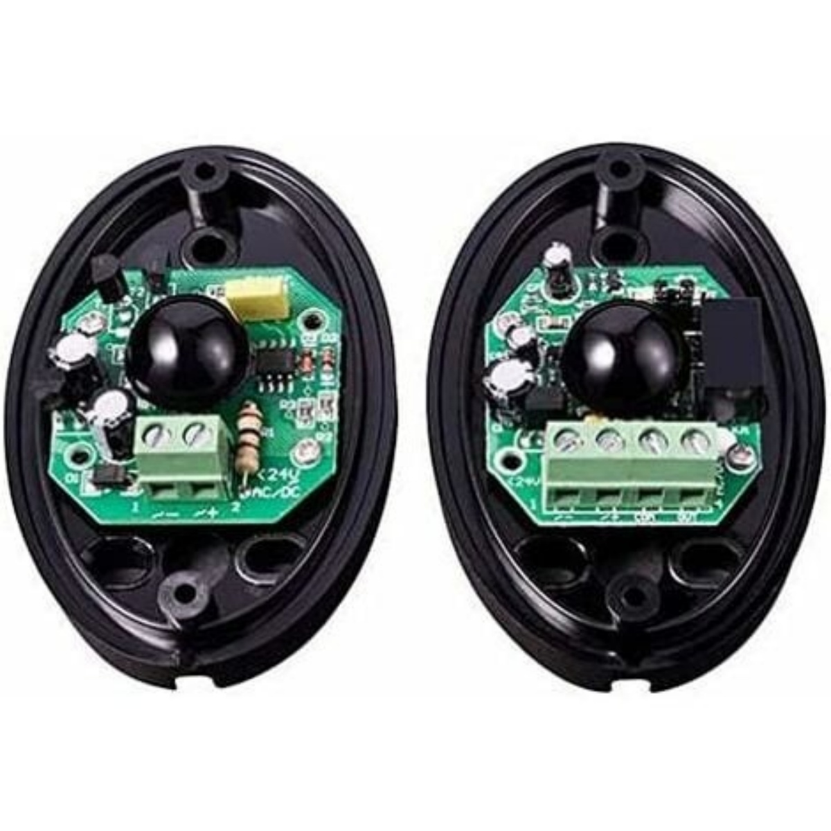 Zwei schwarze elektronische Komponenten mit Schaltkreisen im Inneren, zur Installation bestimmt.