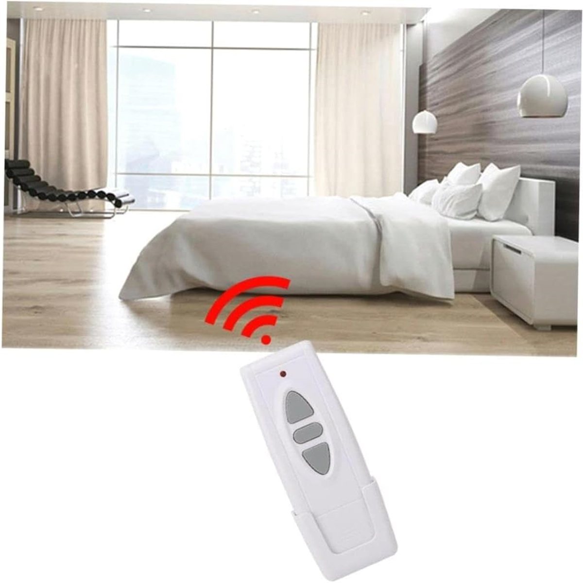 Weiße Fernbedienung mit rotem Signalsymbol. Schlafzimmer mit Bett, Vorhängen und Lampen im Hintergrund.