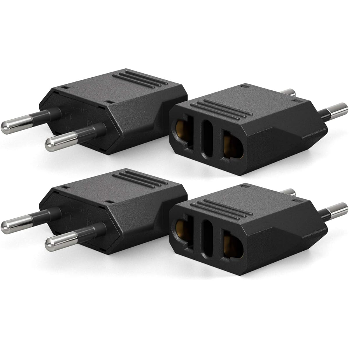 Vier schwarze europäische Netzadapter mit je zwei Stiften, auf weißem Hintergrund.