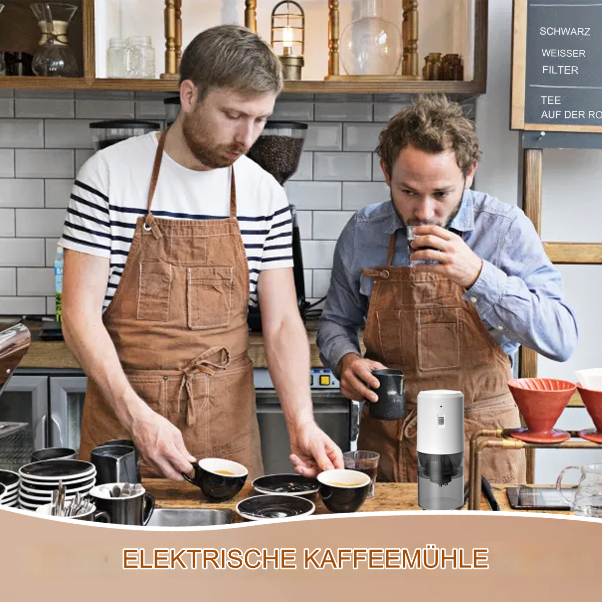 Zwei Männer trinken Kaffee. Einer hält eine Tasse. Kaffeemühle sichtbar. Text auf Deutsch.