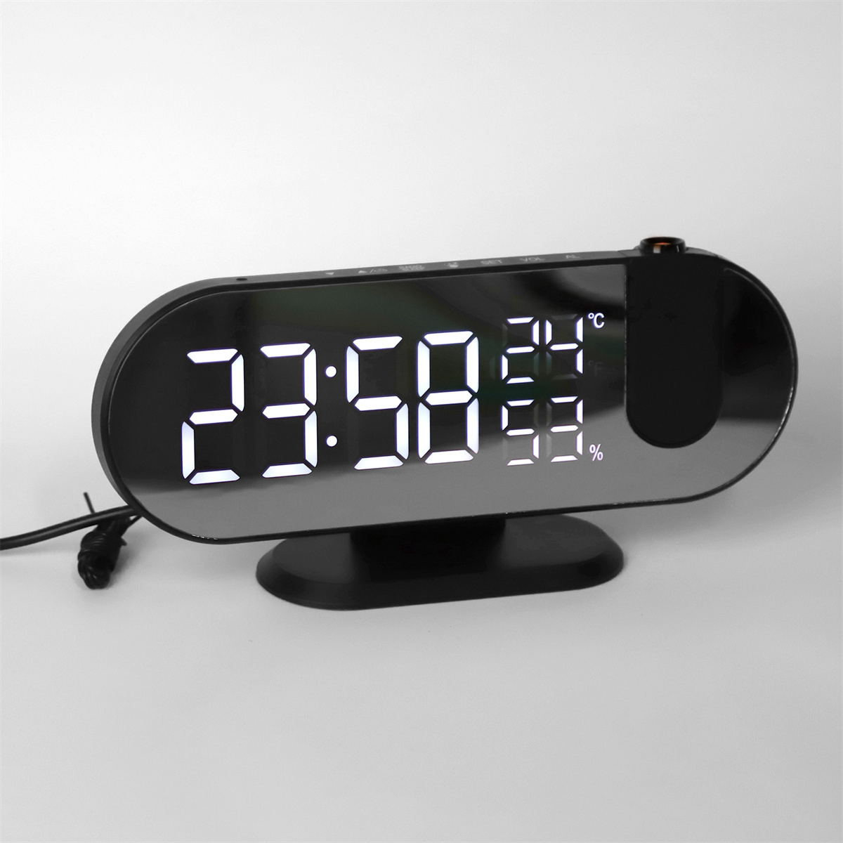 Digitaluhr mit Zeit- und Temperaturanzeige, schwarzer Sockel, reflektierende Oberfläche.