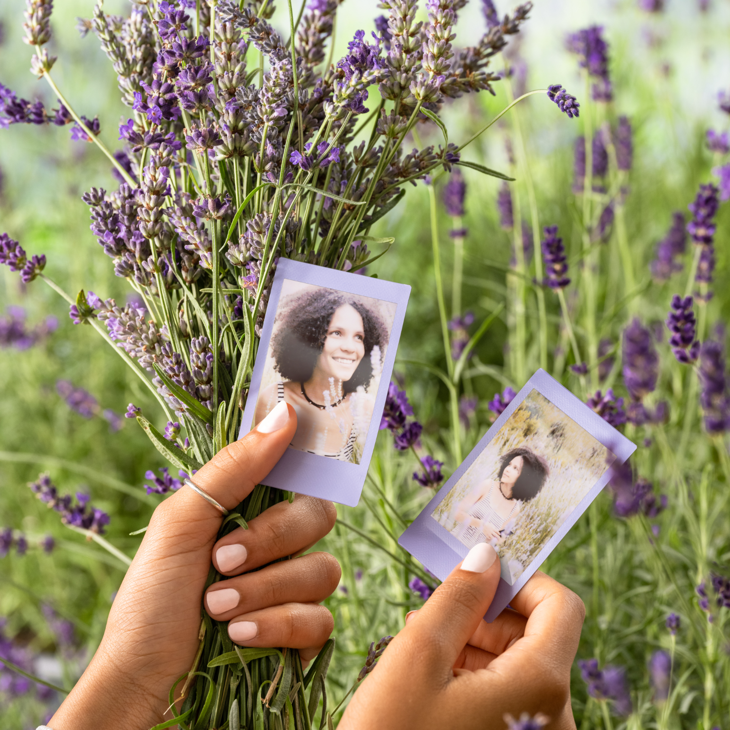 Manos sosteniendo lavanda y dos fotos. Las fotos son de una mujer. El fondo son flores borrosas.